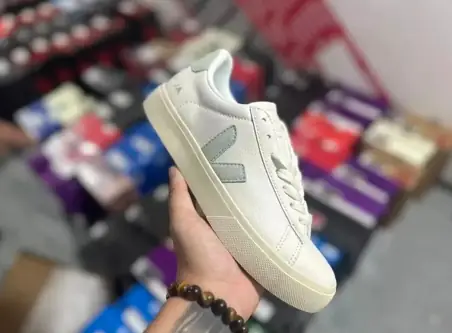 VEJA V-10 Sneakers · 9 variantes